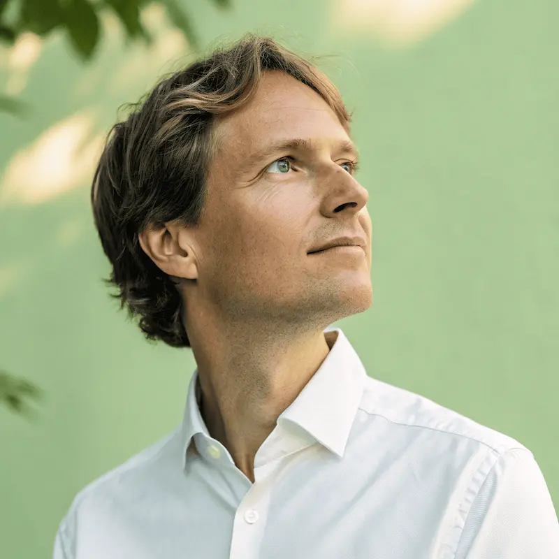 Lars V.